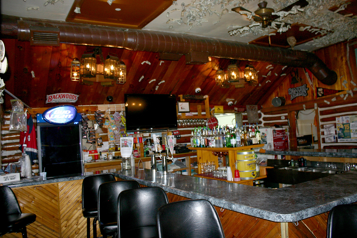 Bar & Grill Backwoods Resort