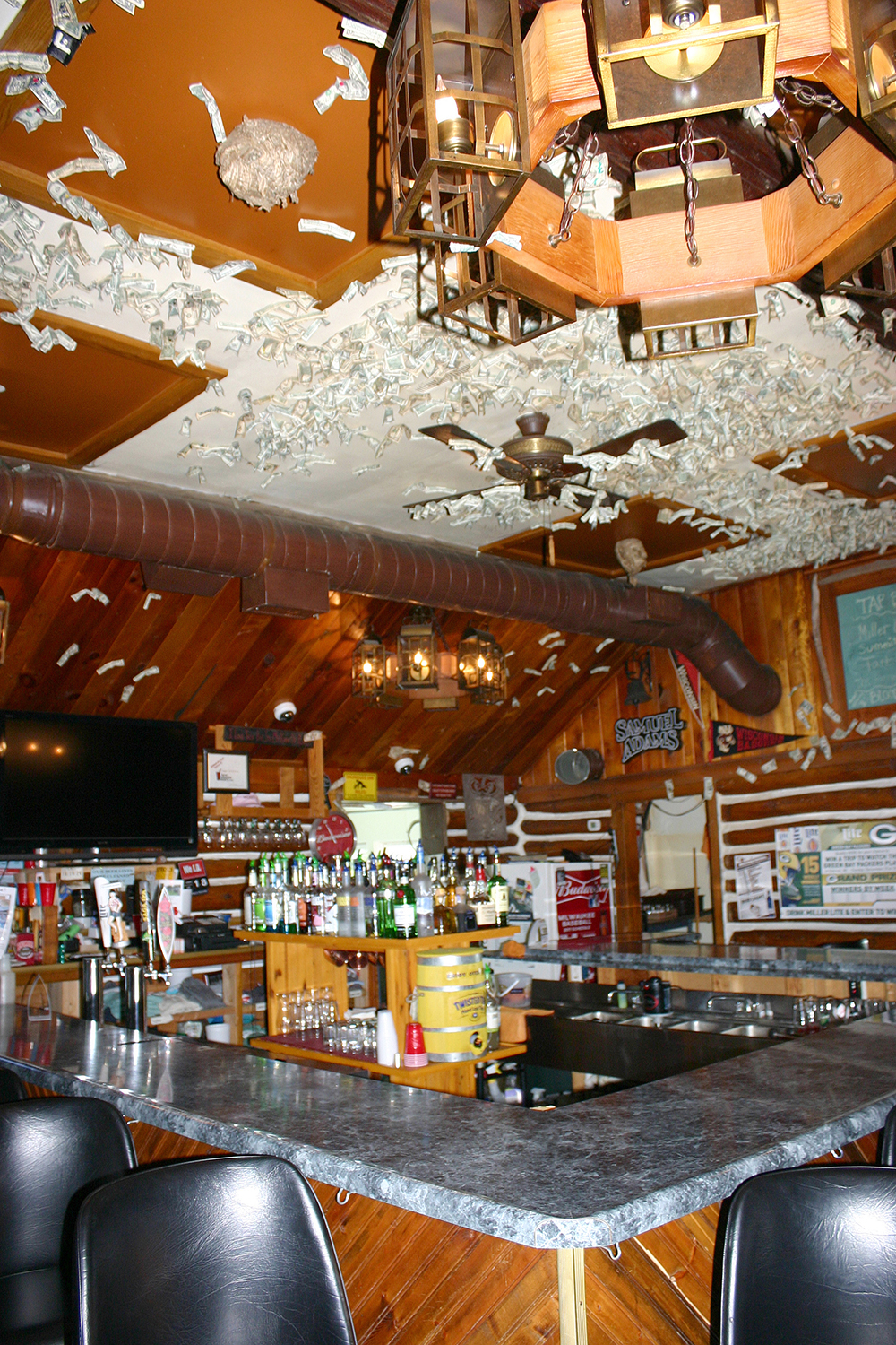 Bar & Grill Backwoods Resort